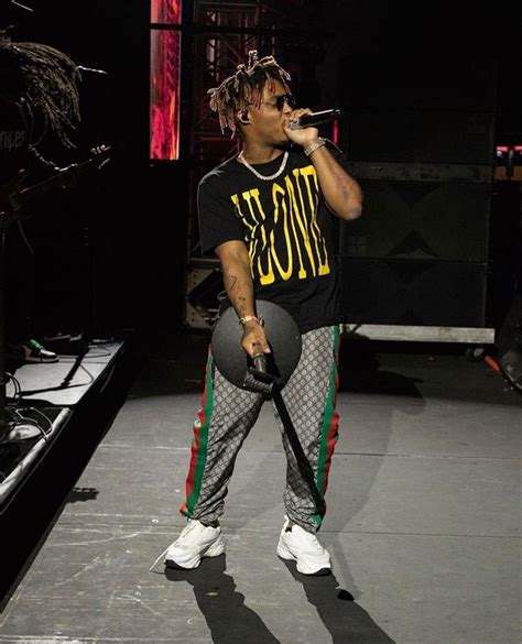 juice wrld shirt off.